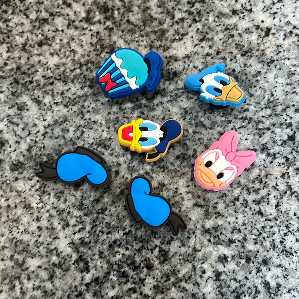 6 Donald/Daisy Duck croc Jiblets